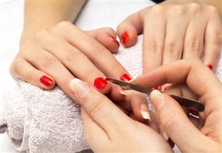 利き手をセルフネイルで上手に塗る方法